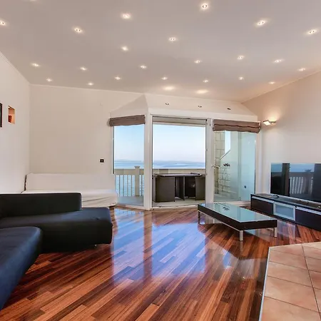 Modern In With Jacuzzi