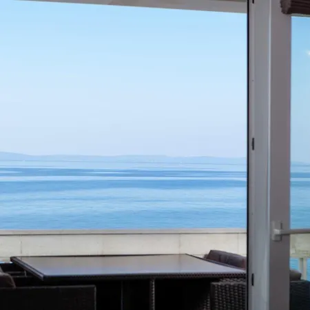 Modern In With Jacuzzi Apartament