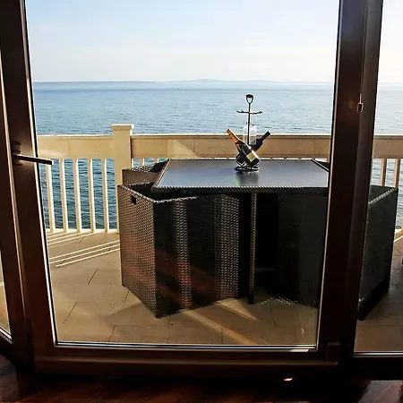 Apartment Modern In With Jacuzzi Podstrana