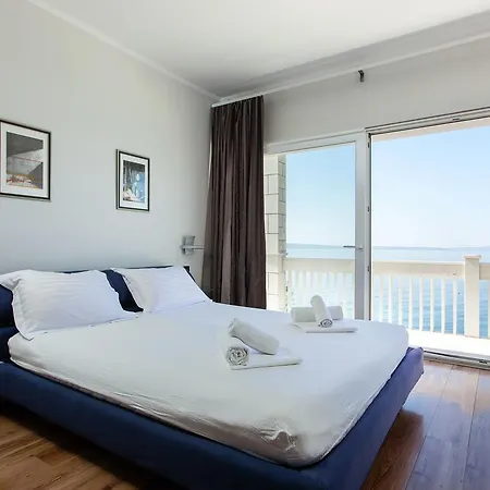 Modern In With Jacuzzi * Podstrana