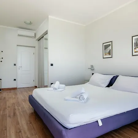 Modern In With Jacuzzi Podstrana